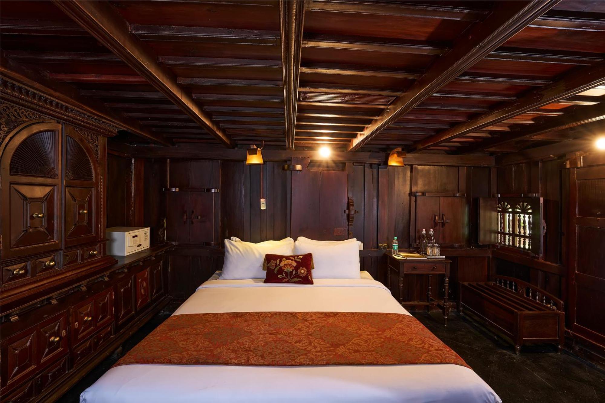 The Leela Ashtamudi, A Raviz Hotel Kollam Ngoại thất bức ảnh A bedroom in the hotel