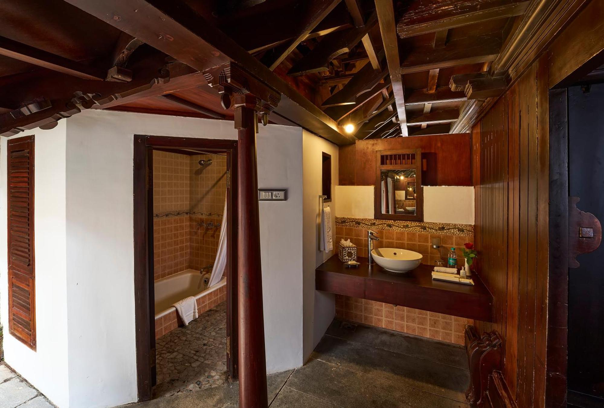 The Leela Ashtamudi, A Raviz Hotel Kollam Ngoại thất bức ảnh Bathroom in a houseboat