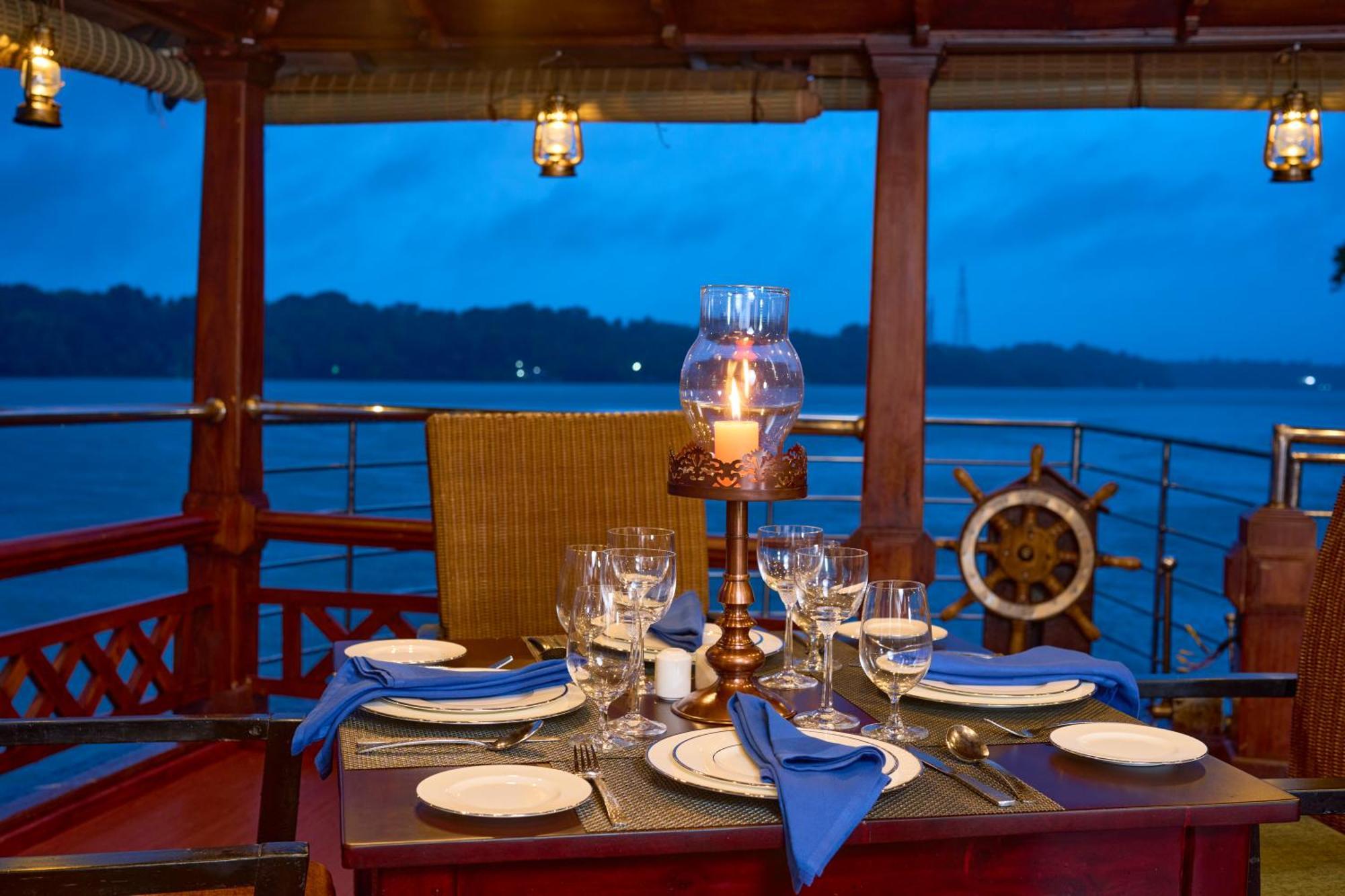 The Leela Ashtamudi, A Raviz Hotel Kollam Ngoại thất bức ảnh Dinner on board