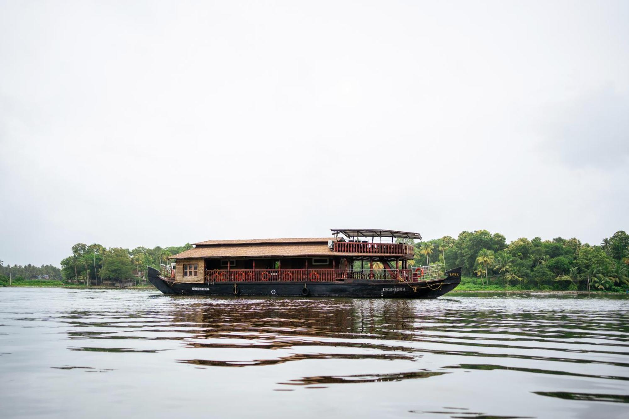 The Leela Ashtamudi, A Raviz Hotel Kollam Ngoại thất bức ảnh A houseboat in Kerala
