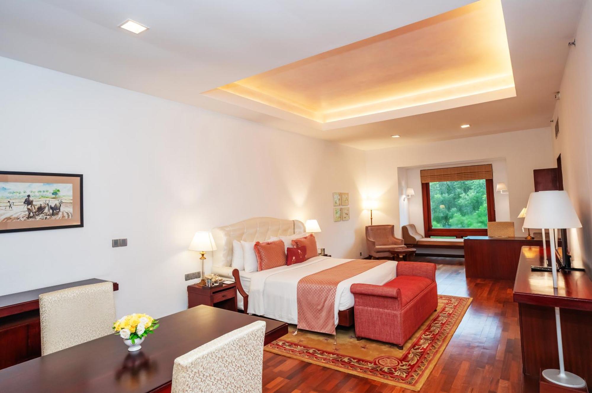 The Leela Ashtamudi, A Raviz Hotel Kollam Ngoại thất bức ảnh A suite at the Taj Bengal
