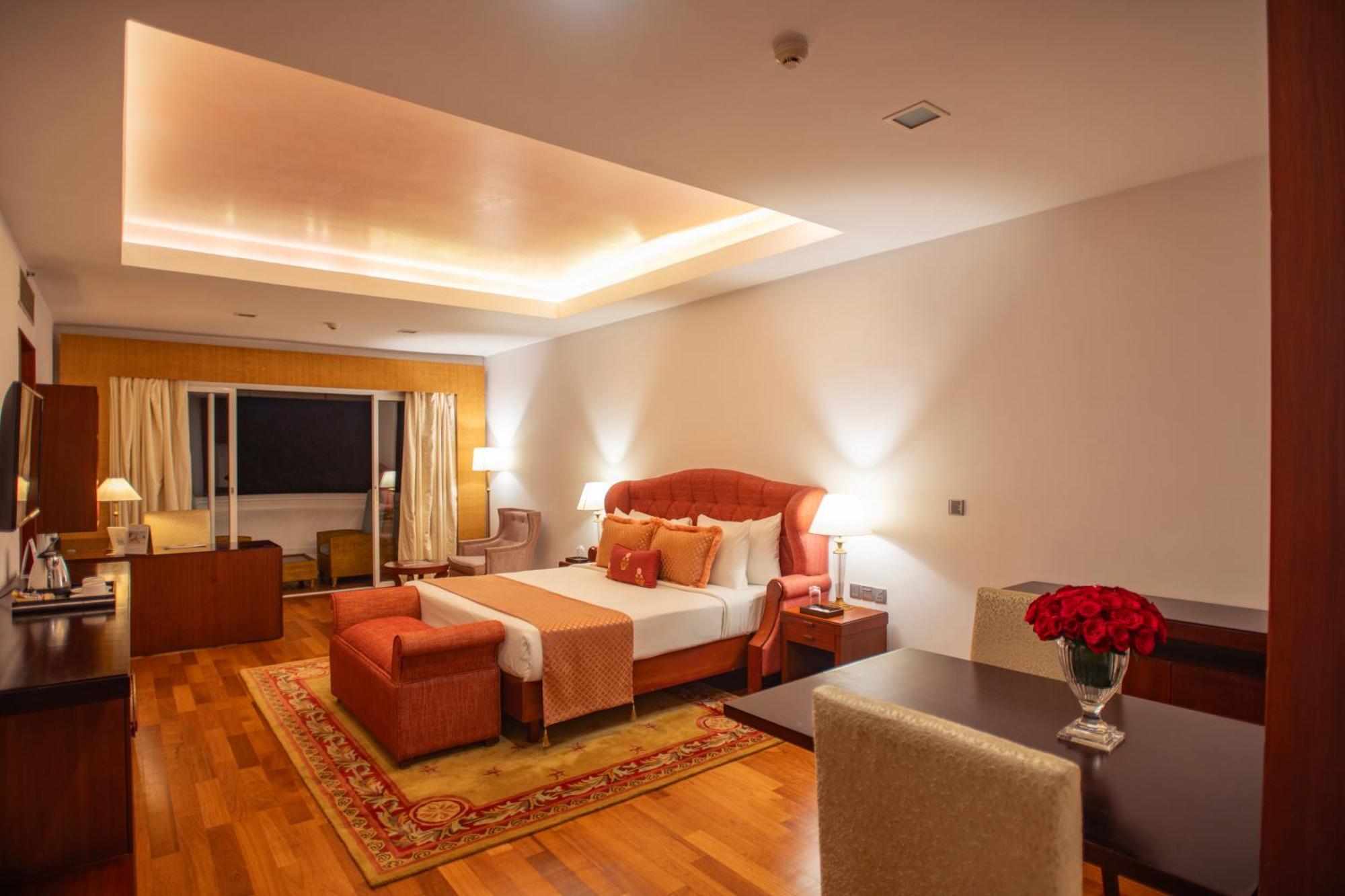 The Leela Ashtamudi, A Raviz Hotel Kollam Ngoại thất bức ảnh A suite at the Taj Bengal