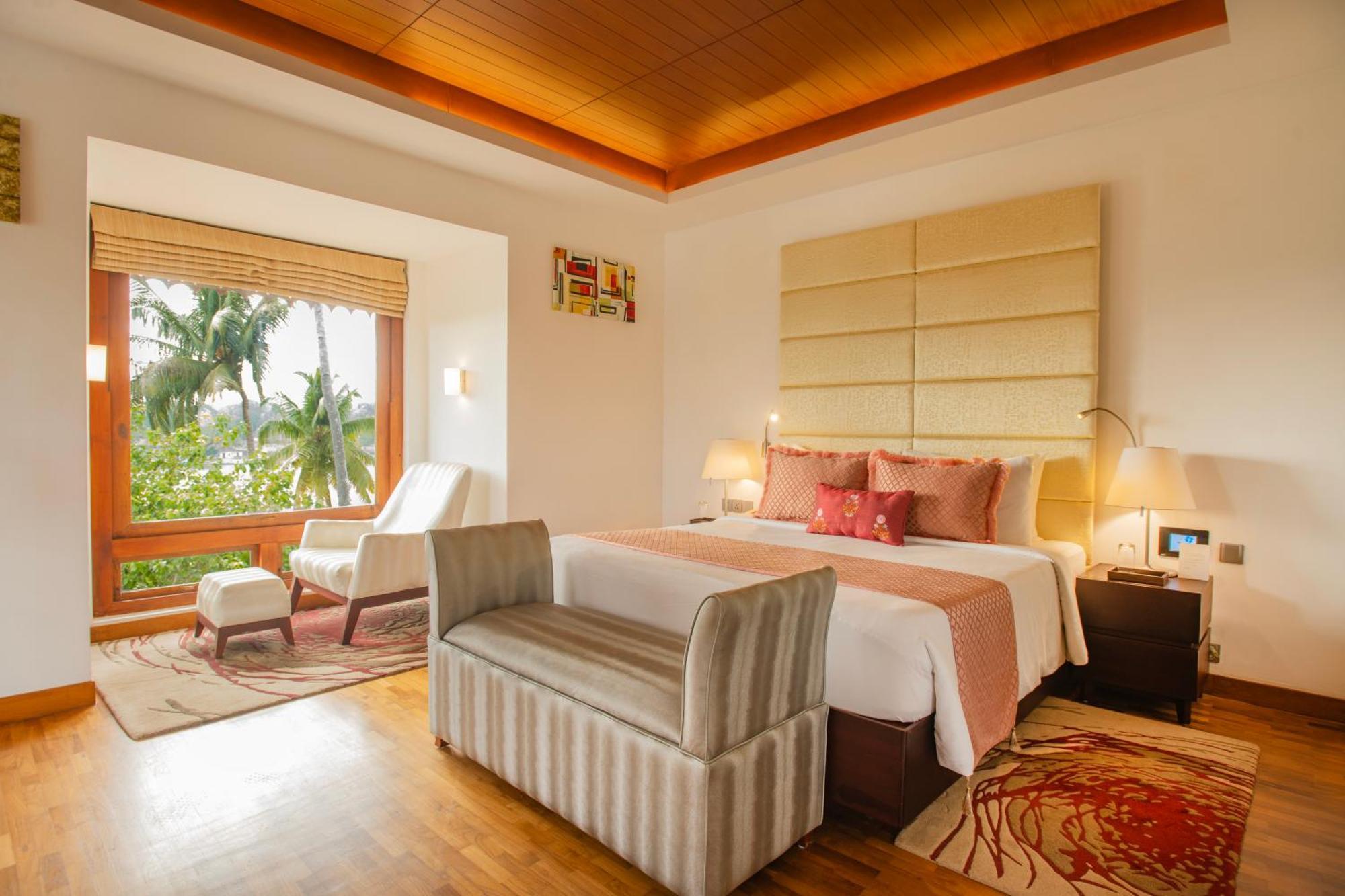 The Leela Ashtamudi, A Raviz Hotel Kollam Ngoại thất bức ảnh A bedroom at the Taj Bengal