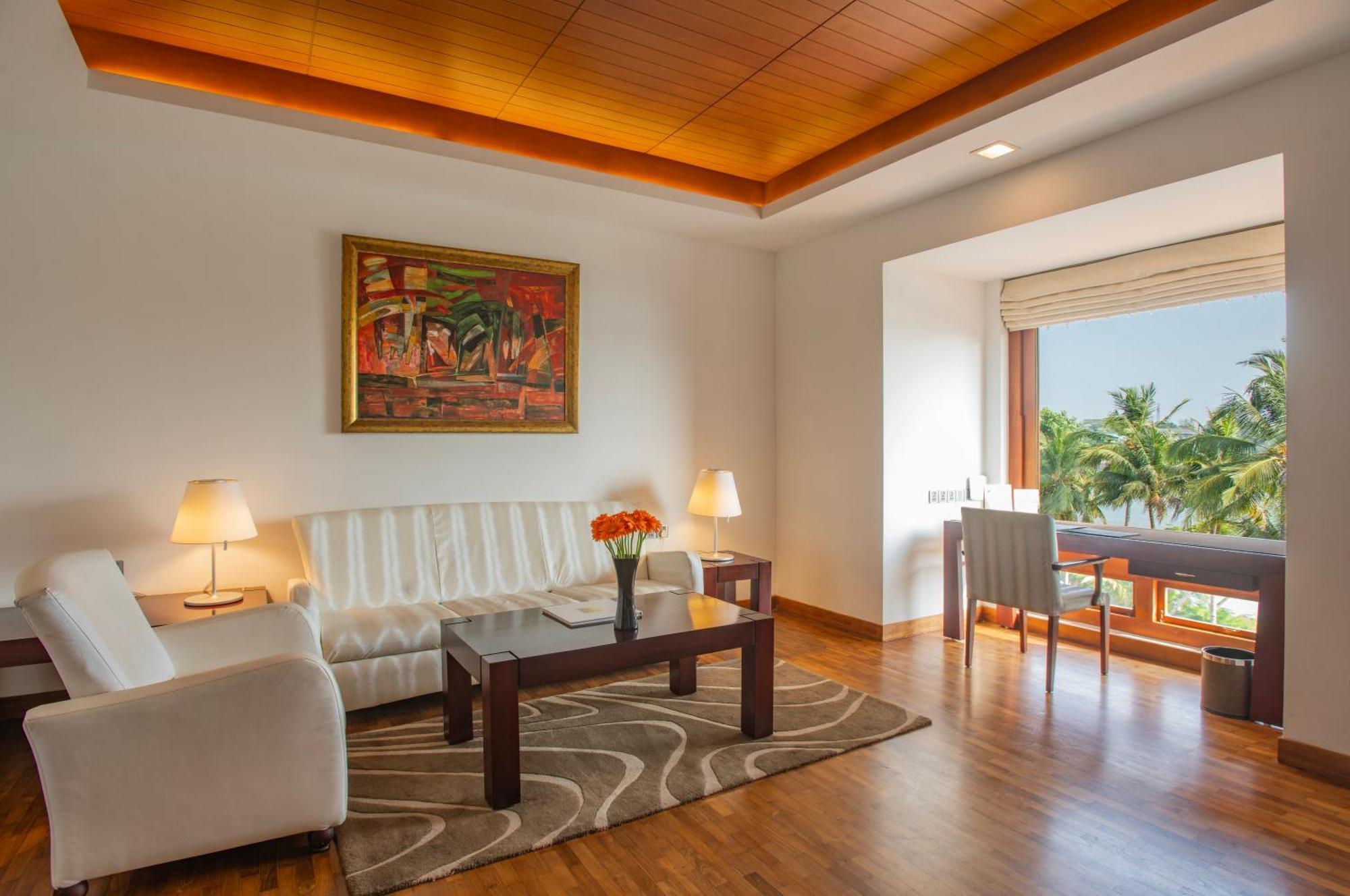 The Leela Ashtamudi, A Raviz Hotel Kollam Ngoại thất bức ảnh A living room at the Taj Bengal