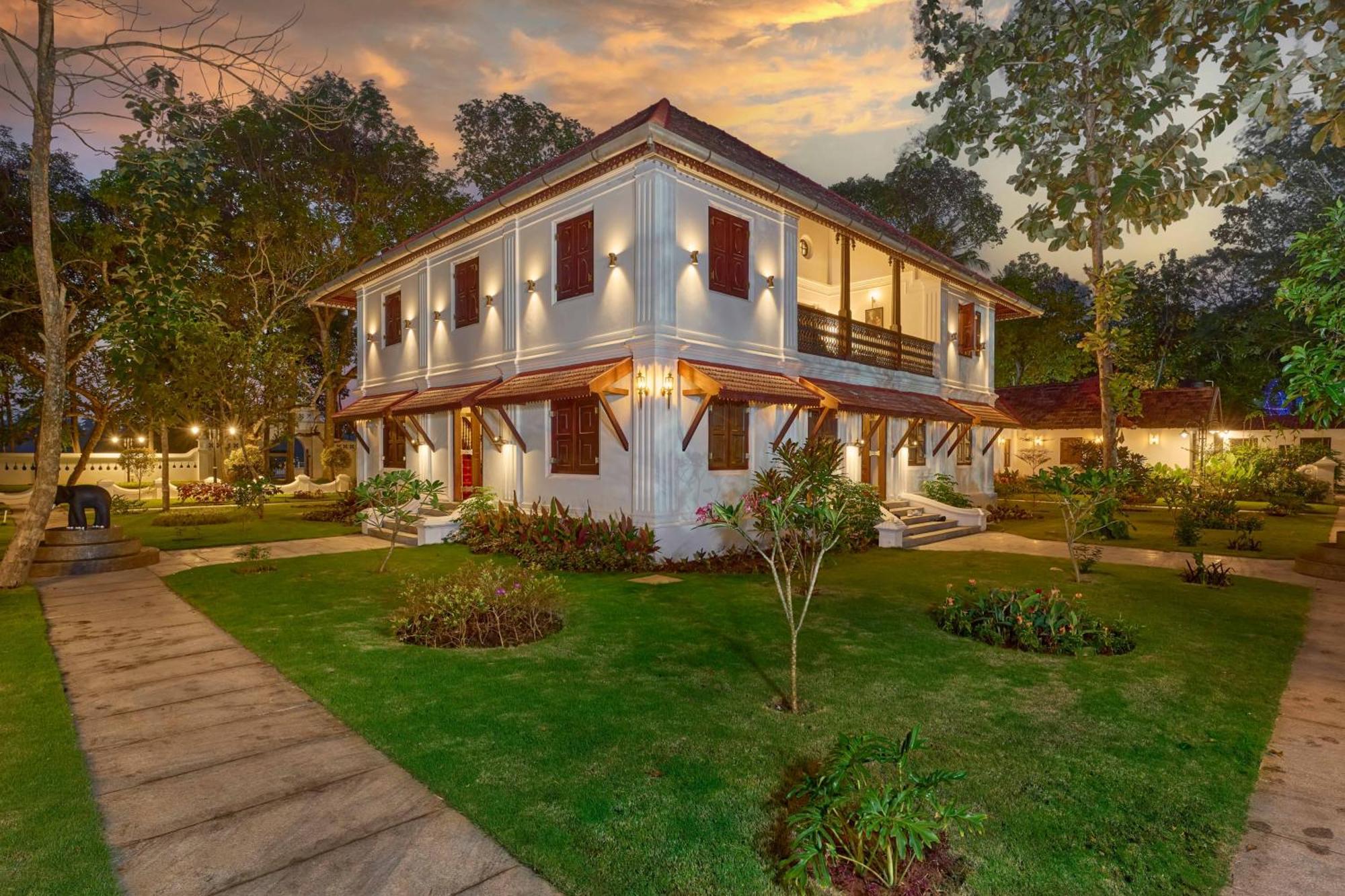 The Leela Ashtamudi, A Raviz Hotel Kollam Ngoại thất bức ảnh The house of the late Tanjong Pagar MP, Lim Boon Seng, at 100 Tanjong Rhu Road, Singapore 428700.