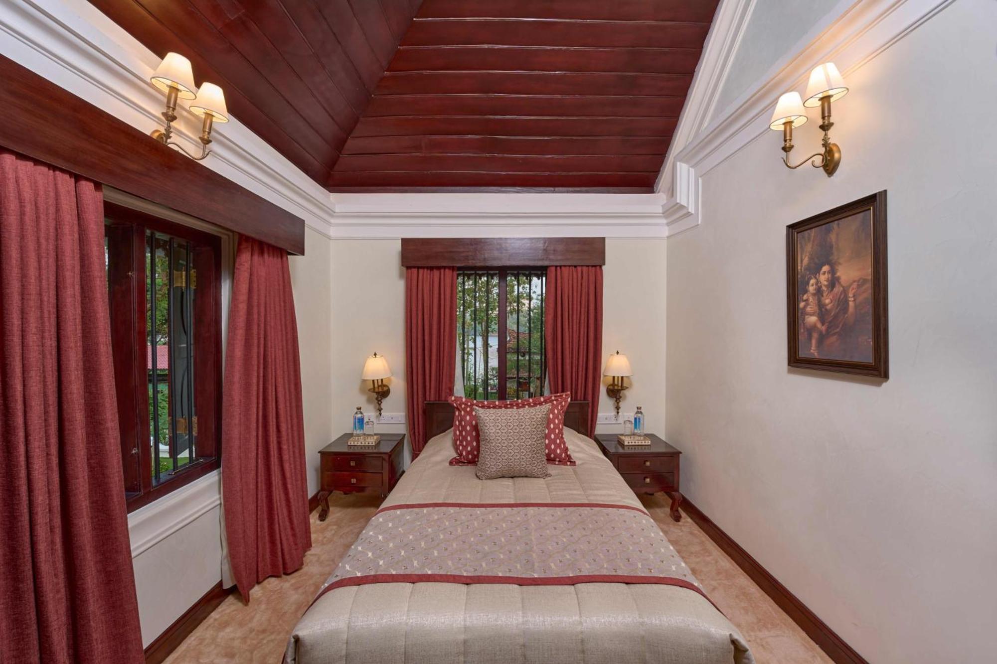 The Leela Ashtamudi, A Raviz Hotel Kollam Ngoại thất bức ảnh A bedroom at the hotel