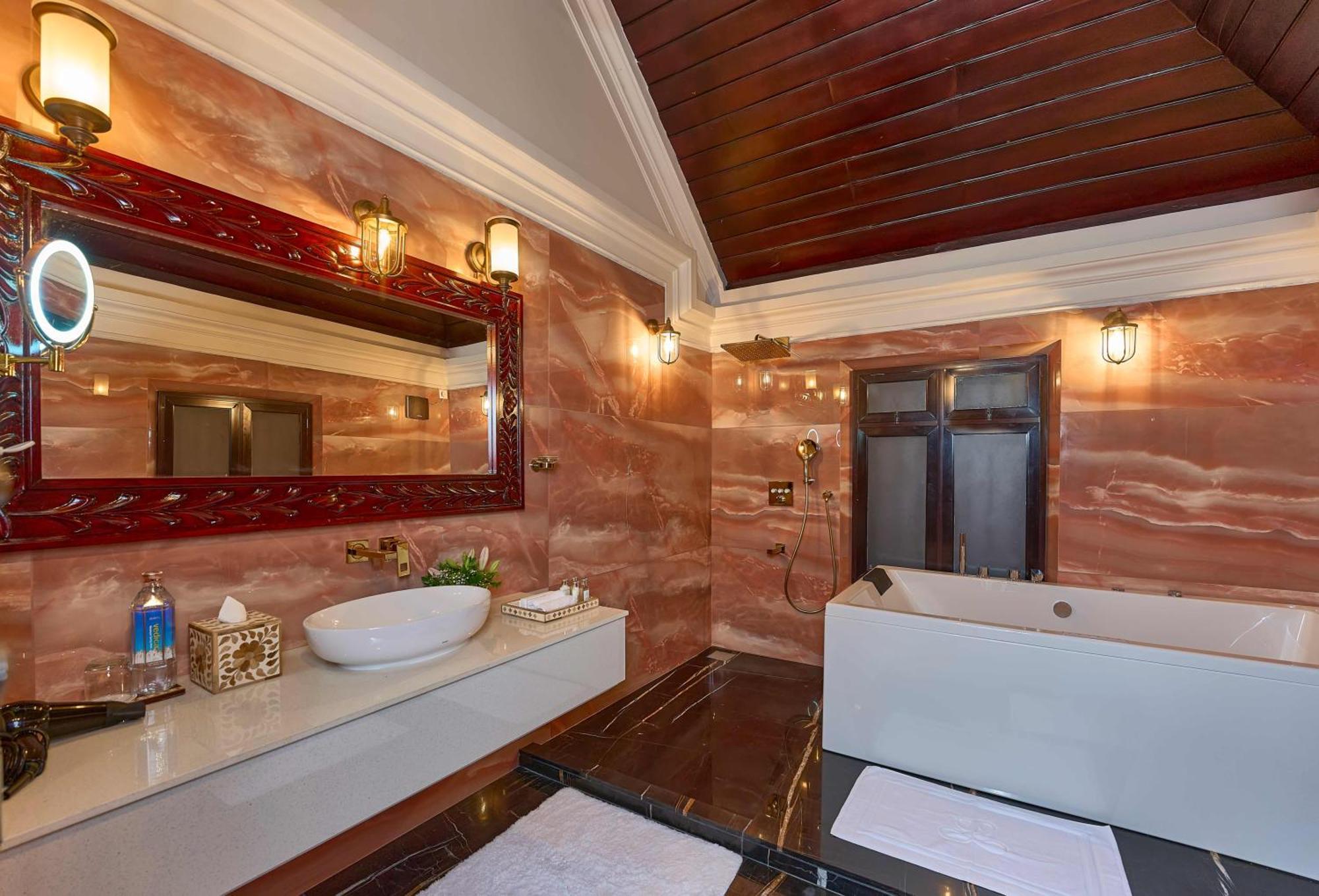 The Leela Ashtamudi, A Raviz Hotel Kollam Ngoại thất bức ảnh Bathroom